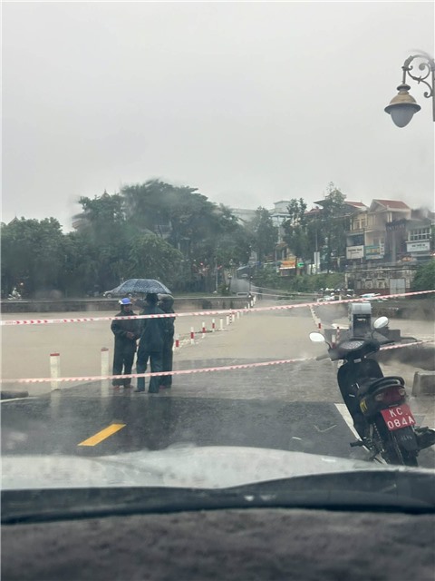PHƯỜNG UÔNG BÍ CHỦ ĐỘNG ỨNG PHÓ MƯA LỚN, KHẨN TRƯƠNG TIÊU THOÁT NƯỚC 