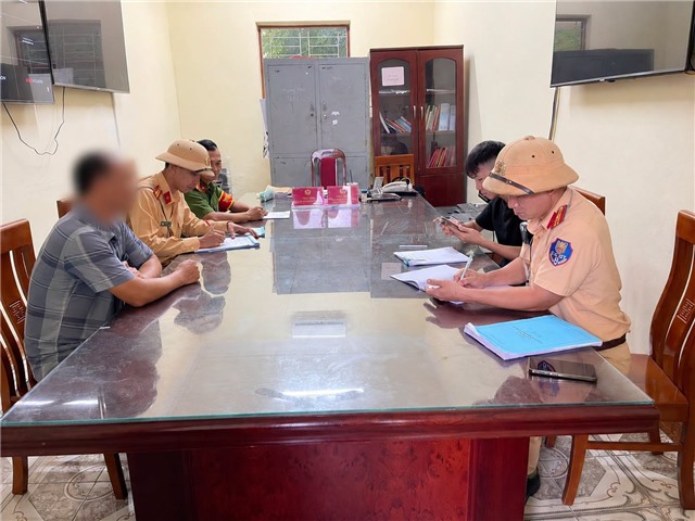 Công an phường Uông Bí nhanh chóng xác minh, xử lý vi phạm giao thông qua hình ảnh do Nhân dân cung cấp