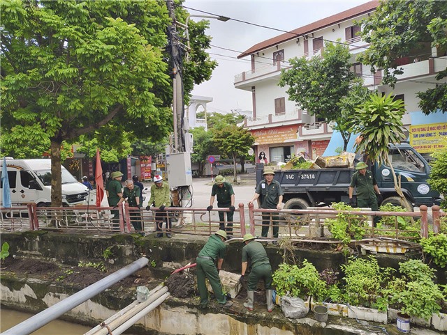 CCB phường Uông Bí ra quân vệ sinh môi trường “Tuyến đường Cựu chiến binh tự quản – sáng, xanh, sạch, đẹp, nghĩa tình”
