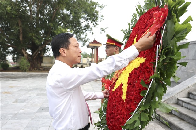 PHƯỜNG UÔNG BÍ VIẾNG ANH HÙNG LIỆT SỸ, DÂNG HƯƠNG TẠI DI TÍCH LƯU NIỆM SỰ KIỆN BÁC HỒ VỀ THĂM UÔNG BÍ NHÂN KỶ NIỆM 81 NĂM CÁCH MẠNG THÁNG 8 VÀ QUỐC KHÁNH 2/9