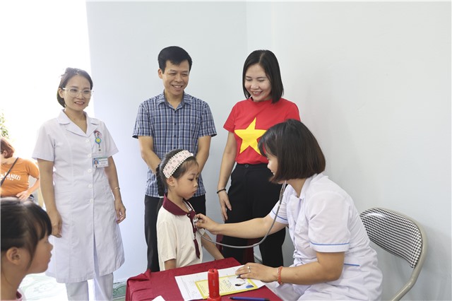 Khám sức khỏe cho 1.377 học sinh Trường Tiểu học Thanh Sơn