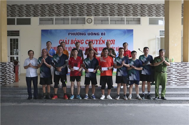 Phường Uông Bí tổ chức giải bóng chuyền hơi chào mừng Ngày hội toàn dân bảo vệ an ninh Tổ quốc