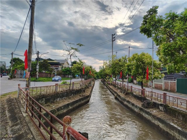 CCB phường Uông Bí góp sức làm sạch, đẹp tuyến đường dọc kênh nước nóng