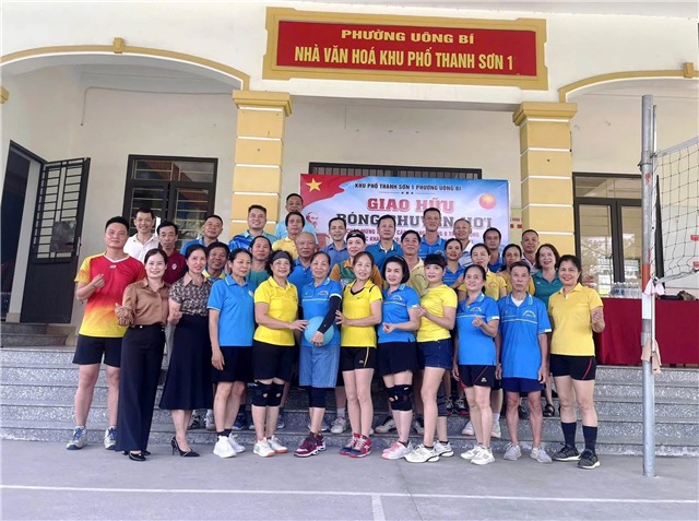 Giao lưu bóng chuyền hơi giữa khu phố Thanh Sơn 1 và khu phố Thanh Sơn 2