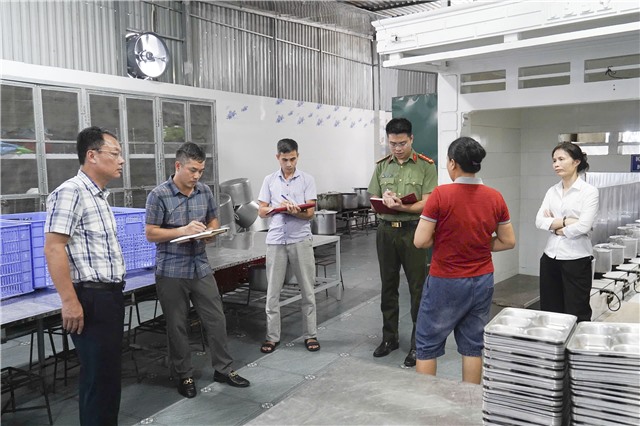 Kiểm tra, thẩm định thực tế năng lực của các nhà cung cấp thực phẩm, suất ăn cho các cơ sở giáo dục trên địa bàn phường Uông Bí