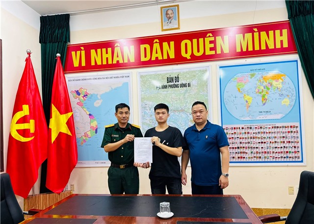 20 THANH NIÊN PHƯỜNG UÔNG BÍ HĂNG HÁI VIẾT ĐƠN TÌNH NGUYỆN LÊN ĐƯỜNG NHẬP NGŨ