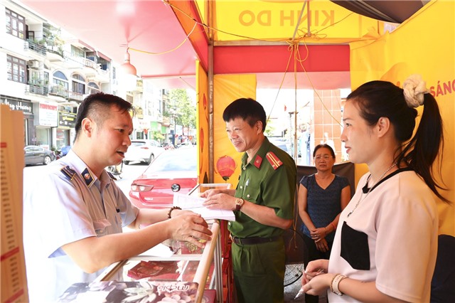 Uông Bí tăng cường kiểm tra, xử lý vi phạm an toàn thực phẩm dịp Tết Trung thu