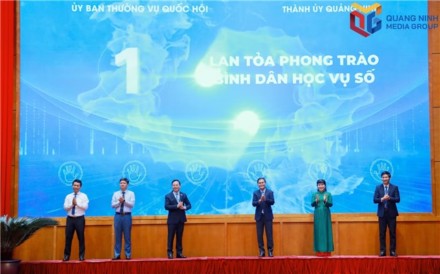 Tiếp nhận bộ học liệu đa phương tiện, lan tỏa phong trào "Bình dân học vụ số - Quốc hội số”