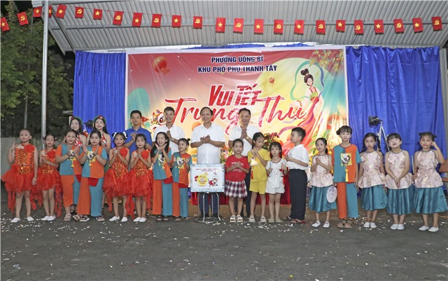 Đồng chí Nguyễn Chiến Thắng tặng quà Trung thu cho thiếu nhi khu Phú Thanh Tây