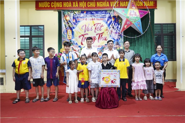 Đồng Chí Đào Ngọc Sơn dự chúc mừng chương trình vui hội trăng rằm tại khu Quang Trung 11
