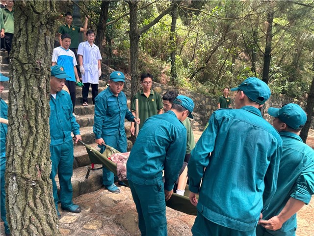 CÁC LỰC LƯỢNG KHẨN TRƯƠNG PHỐI HỢP CỨU HỘ THANH NIÊN GẶP NẠN TRÊN ĐỈNH THÀNH ĐẲNG