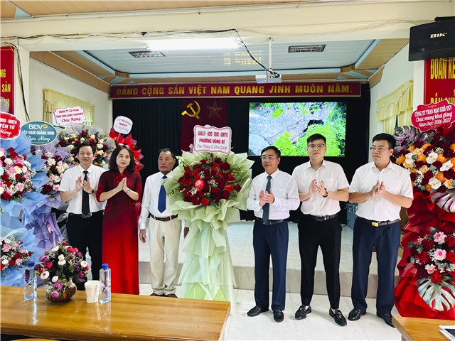 ĐỒNG CHÍ ĐÀO NGỌC SƠN, PHÓ BÍ THƯ THƯỜNG TRỰC ĐẢNG UỶ PHƯỜNG DỰ CHÚC MỪNG KHAI GIẢNG TẠI TRƯỜNG THPT HỒNG ĐỨC 