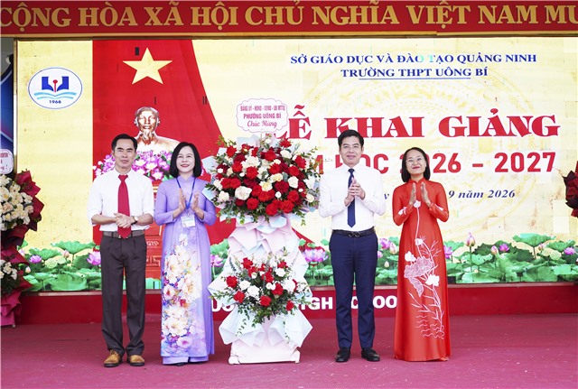 ĐỒNG CHÍ NGUYỄN ĐỨC HOÀ, PBT ĐẢNG UỶ, CHỦ TỊCH UBND PHƯỜNG DỰ LỄ KHAI GIẢNG NĂM HỌC 2026-2027 TẠI TRƯỜNG THPT UÔNG BÍ