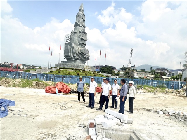 Lãnh đạo phường Uông Bí kiểm tra tiến độ một số dự án công viên,  vườn hoa trên địa bàn