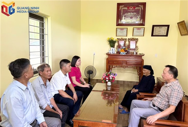 Giải ngân kinh phí đỡ đầu 20 trẻ em