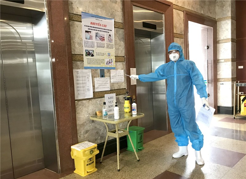 Cán bộ của Trung tâm Y tế thành phố đảm bảo các quy trình phòng chống dịch tại khách sạn Grand Hạ Long. 
