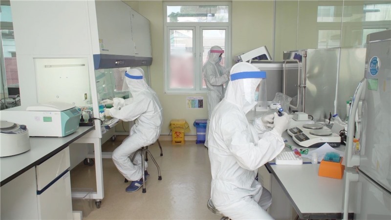 Xét nghiệm virus SARS-CoV-2 tại CDC Quảng Ninh.