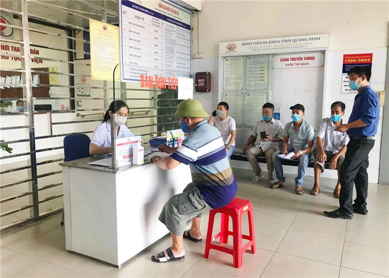 Người nhà bệnh nhân thực hiện