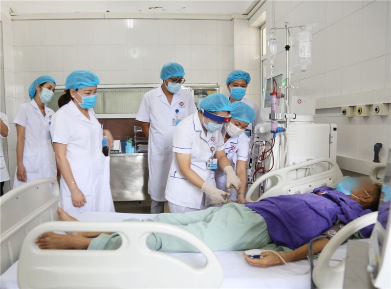 Ths.Bs Đặng Thị Thuý - Phó Giám đốc Bệnh viện trực tiếp theo dõi, giám sát quy trình chạy thận nhân tạo cho bệnh nhân tại khu nhà truyền nhiễm