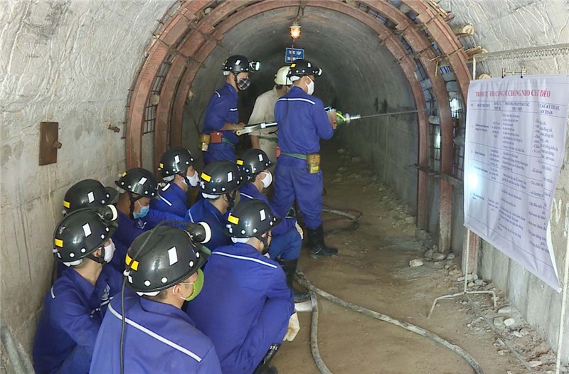 Sinh viên Trường Cao Đẳng Than - Khoáng Sản Việt Nam thực hành.