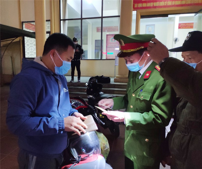 Lực lượng chức năng kiểm tra việc chấp hành quy định của Luật Giao thông đường bộ về việc mang theo các loại giấy tờ xe khi tham gia giao thông.