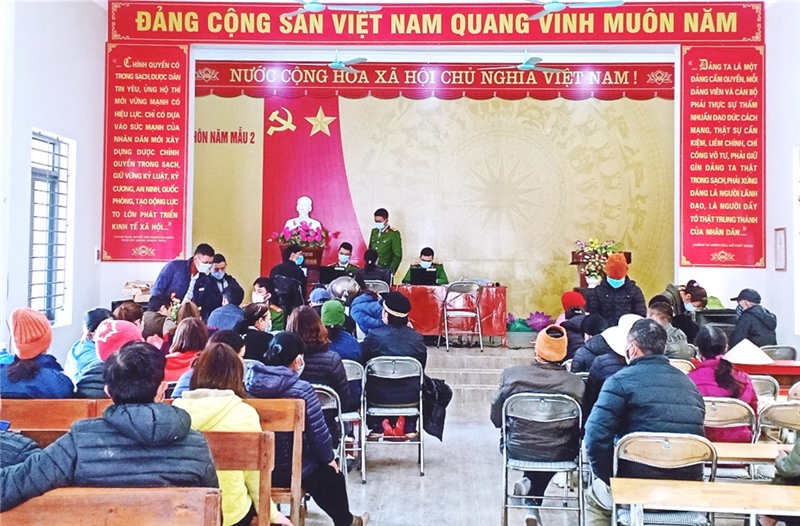 Những công dân đầu tiên của TP Uông Bí được cấp CCCD gắn chip điện tử.