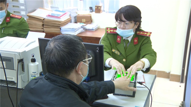 Công an TP Cẩm Phả thực hiện các thủ tục cấp CCCD cho công dân trên địa bàn.