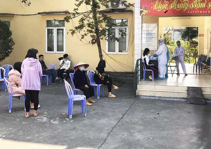 Các trường hợp có yếu tố nguy cơ nhiễm Covid - 19 caotại phường Vàng Danh được lấy mẫu xét nghiệm.