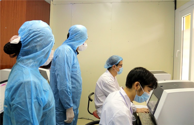 Đồng chí Phó Bí thư Thường trực Tỉnh ủy trực tiếp kiểm tra việc đọc kết quả mẫu xét nghiệm trong phòng lab của Bệnh viện.