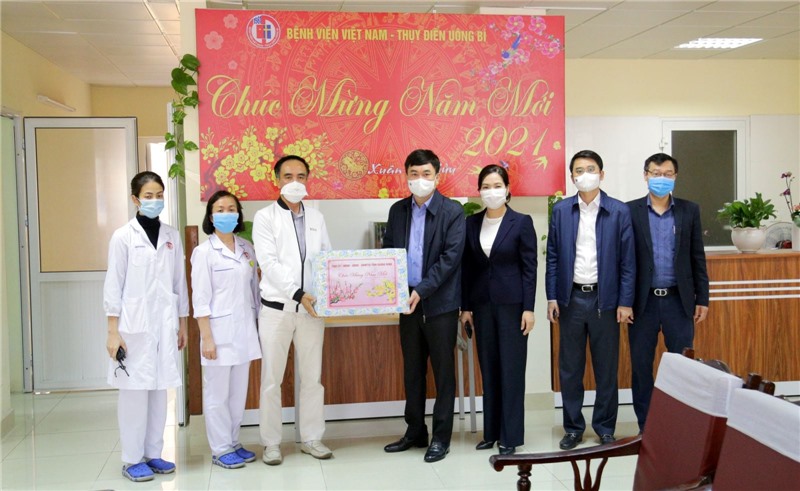 Đồng chí Ngô Hoàng Ngân, Phó Bí thư Thường trực Tỉnh ủy tặng quà Tết, động viên tinh thần của cán bộ, y bác sĩ Bệnh