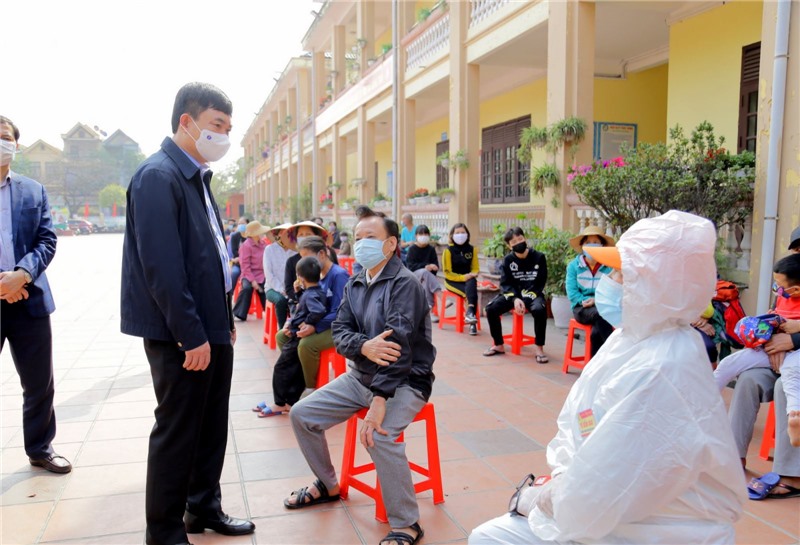 Đồng chí Ngô Hoàng Ngân trò chuyện, động viên bà con Nhân dân TX Đông Triều đang đợi lấy mẫu xét nghiệm tại