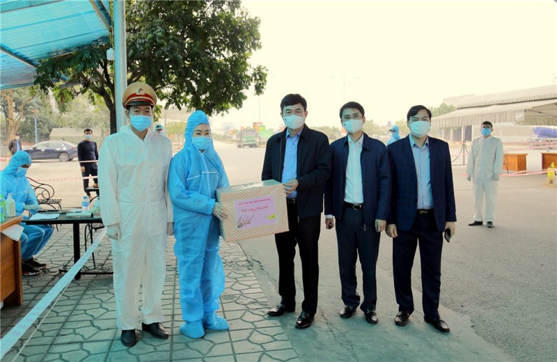 Đồng chí Phó Bí thư Thường trực Tỉnh ủy tặng quà Tết và động viên các lực lượng đang thực hiện nhiệm vụ tại chốt kiểm soát.