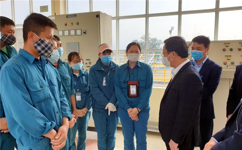 Đồng chí Cao Tường Huy, Phó Chủ tịch Thường trực UBND tỉnh trò chuyện, động viên cán bộ công nhân