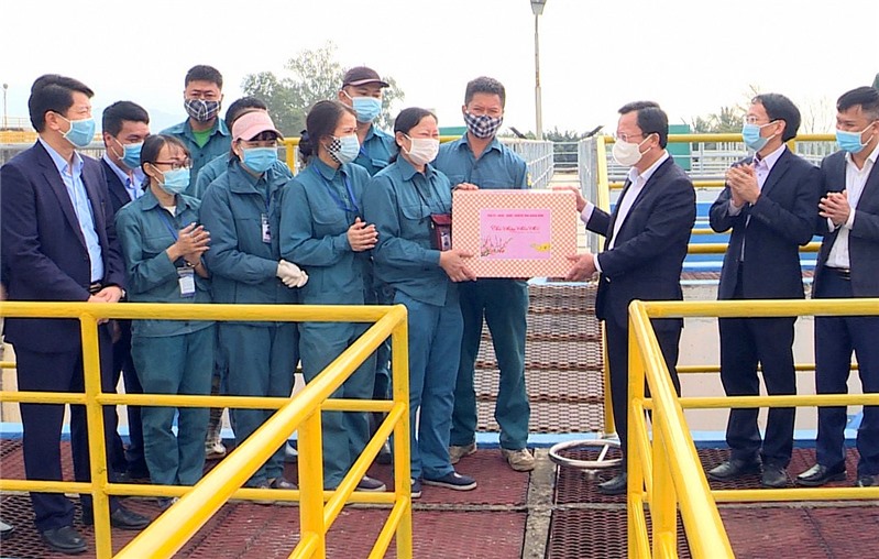 Đồng chí Phó Chủ tịch Thường trực UBND tỉnh tặng quà Tết cho