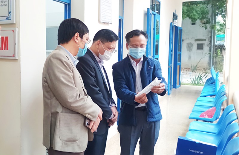 Bí thư Thành ủy Uông Bí Nguyên Xuân Cường (giữa) kiểm tra danh mục vật tư y tế phcuj vụ chống dịch Covid - 19 tại Trung tâm y tế TP.