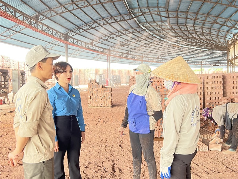 Chị Huyền động viên CNLĐ tại nơi làm việc.