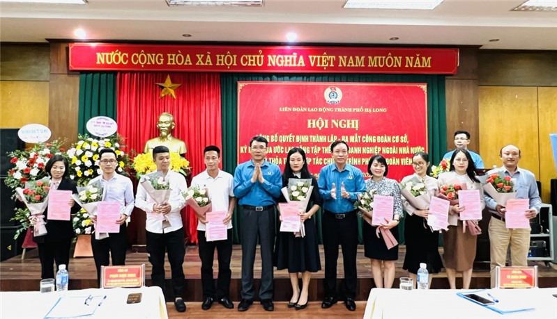 LĐLĐ Hạ Long trao quyết định thành lập công đoàn cơ sở cho 9 đơn vị dịp Tháng Công nhân 2022.