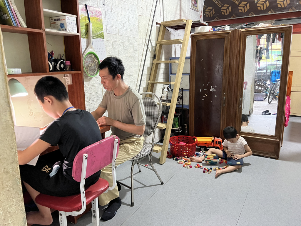 Anh Đồng Văn Hà mong mỏi có tiền hỗ trợ để có tiền đóng học phí cho 2 con dịp năm học mới sắp tới.