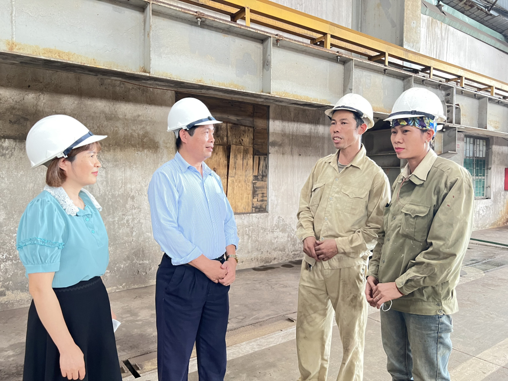 Lãnh đạo phòng Tổ chức-Cán bộ, Công ty TNHH MTV Đóng tàu Hạ Long trao đổi thông tin với công nhân về việc đăng ký hồ sơ hỗ trợ thuê nhà.