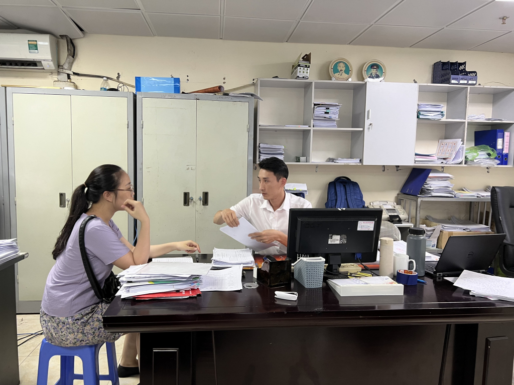 Cán bộ phòng LĐ TB&XH Hạ Long nhận hồ sơ đăng ký hỗ trợ thuê nhà. 